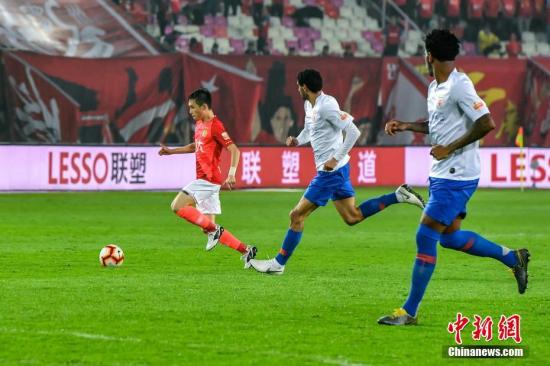 资料图：如今已转投广州恒大俱乐部的张修维(左)在比赛中突破对手防线。 中新社记者 陈骥旻 摄