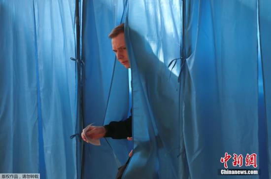 当地时间4月21日，乌克兰基辅，乌克兰民众参加总统大选第二轮投票。