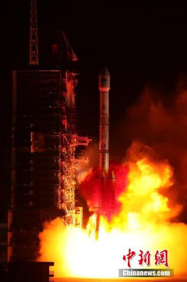 资料图：2019年4月20日22时41分，中国在西昌卫星发射中心用长征三号乙运载火箭，发射第44颗北斗导航卫星。郭超凯 摄