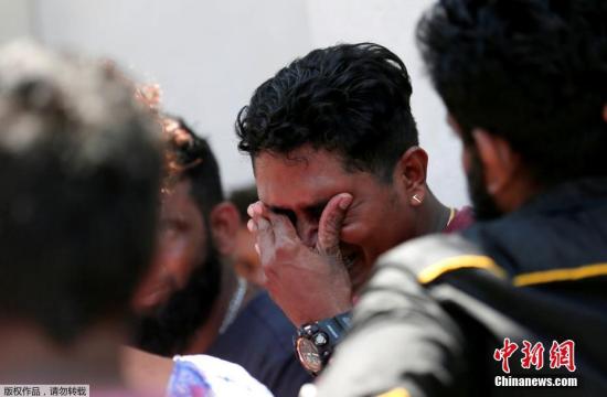 当地时间4月21日，斯里兰卡首都科伦坡发生多起爆炸事件，已致数百死伤。图为在爆炸中遇难者的家属站在封锁线外失声痛哭。