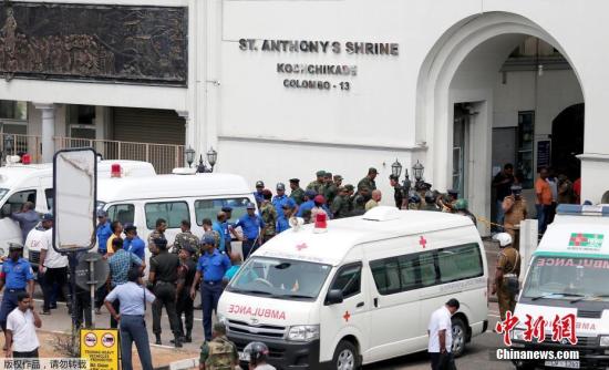 当地时间2019年4月21日，斯里兰卡科伦坡，爆炸袭击发生后，警察守卫在教堂外。 当天，斯里兰卡多地接连发生8起爆炸，多家酒店和教堂遭袭击，目前已造成200余人遇难。