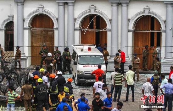 当地时间2019年4月21日，斯里兰卡科伦坡，爆炸袭击发生后，救援工作持续进行中。