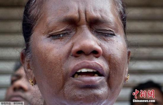 据外媒23日报道，据路透社报道，极端组织“伊斯兰国”宣称对斯里兰卡爆炸案负责。图为当地时间4月23日，一名妇女在斯里兰卡爆炸案全国哀悼日的悼念活动中泪流满面。