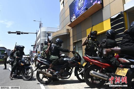 当地时间4月24日，斯里兰卡科伦坡萨沃伊电影院发生一起受控爆炸后，几名安全人员在现场警戒。据报道，斯里兰卡科伦坡萨沃伊电影院(Savoy Cinema)附近发生爆炸。斯里兰卡国防部长表示，此次爆炸是由一个特别工作小组进行的“受控”爆炸。