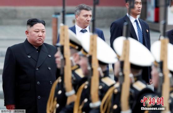 资料图：当地时间24日下午17时50分，朝鲜领导人金正恩乘坐的专列抵达符拉迪沃斯托克火车站，仪仗队的军乐团在车站广场迎接金正恩。