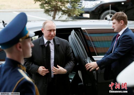 当地时间4月25日，俄罗斯总统普京已抵达符拉迪沃斯托克，将与朝鲜最高领导人金正恩举行首次会晤。据俄总统府消息，普京将于当地时间25日13时至14时开始与金正恩会面。