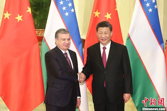 4月25日,中国国家主席习近平在北京人民大会堂会见乌兹别克斯坦总统米尔济约耶夫。中新社记者 盛佳鹏 摄 4月25日,中国国家主席习近平在北京人民大会堂会见乌兹别克斯坦总统米尔济约耶夫。中新社记者 盛佳鹏 摄