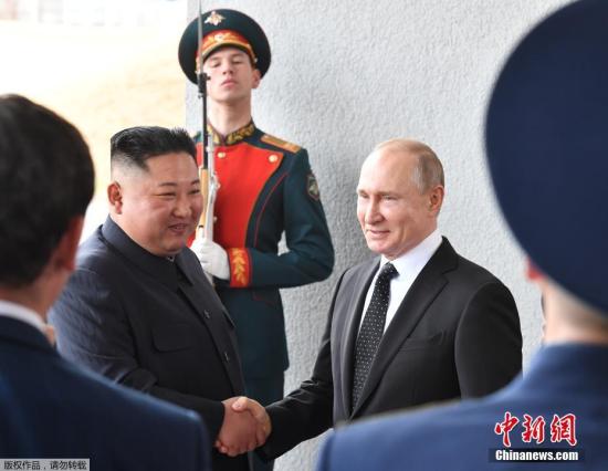资料图：当地时间4月25日，朝鲜最高领导人金正恩和俄罗斯总统普京，在俄远东联邦大学首次会晤。双方在见面后，进行了握手致意，随后将举行“一对一”会谈。