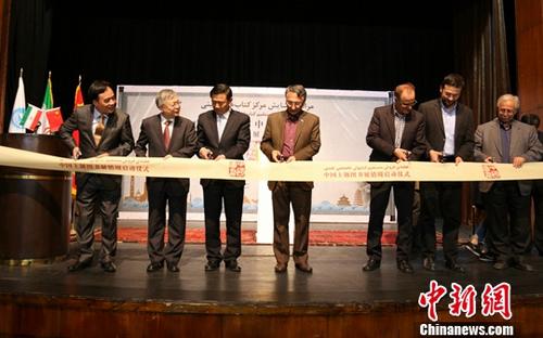 4月24日，伊朗中国图书中心成立暨中国主题图书展销周揭幕仪式在德黑兰大学举办。图为剪彩仪式现场。/p中新社发 钟欣 摄