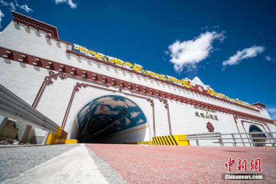 4月26日，世界海拔最高公路特长隧道中国西藏米拉山隧道正式双向通车。这意味着历时6年建设，连接西藏自治区首府拉萨和林芝市的高等级公路(简称拉林公路)全线通车。图为4月25日，由拉萨至林芝方向米拉山隧道口场景。<a target='_blank' href='http://www.chinanews.com/'>中新社</a>记者 何蓬磊 摄