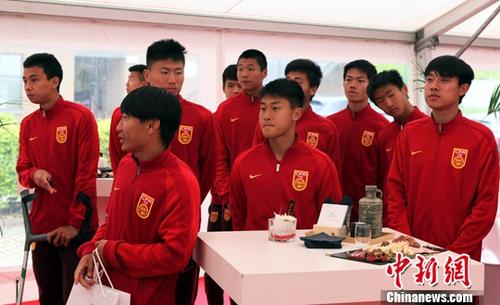 正在欧洲拉练的中国U18男足队员也来到现场，见证这一重要时刻。<a target='_blank' href='http://www.chinanews.com/'>中新社</a>记者 德永健 摄