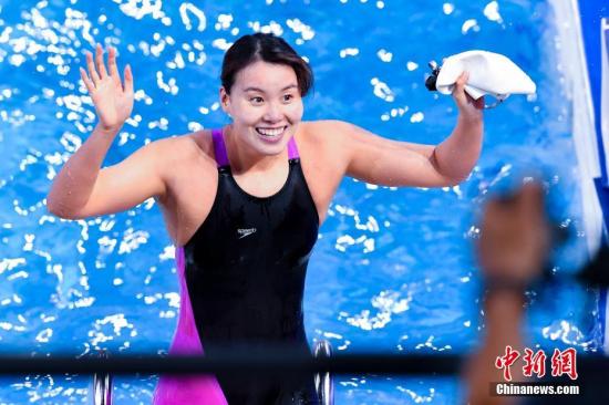傅园慧在2019年FINA冠军游泳系列赛(广州站)上夺得女子100米仰泳冠军。<a target='_blank' href='http://www.chinanews.com/'>中新社</a>记者 陈骥旻 摄