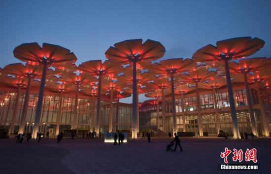4月29日，2019年中国北京世界园艺博览会正式对公众开放。晚间，国际馆顶部“花海”亮起灯光，点亮世园会园区夜空。/p中新社记者 崔楠 摄