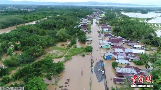 印度尼西亚当局4月28日表示，连日来暴雨在苏门答腊岛引发洪水及泥石流，至少造成17人丧命，9人失踪，约1.2万人撤离。