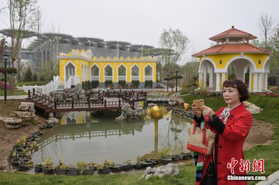 4月29日，2019年中国北京世界园艺博览会（简称北京世园会）开园，正式对公众开放。图为游客在澳门园中拍照留念。/p中新社记者 崔楠 摄