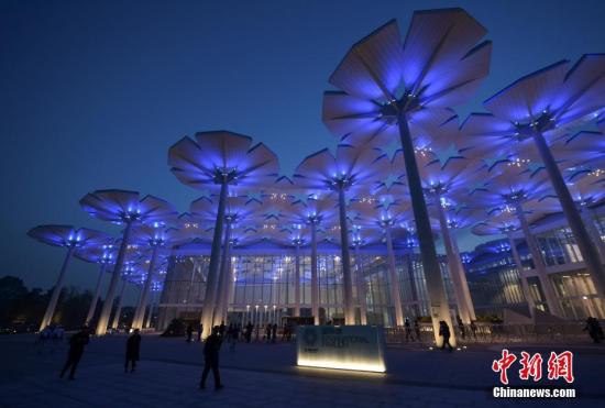 4月29日，2019年中国北京世界园艺博览会正式对公众开放。晚间，国际馆顶部“花海”亮起灯光，点亮世园会园区夜空。/p中新社记者 崔楠 摄