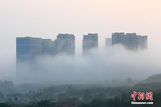 图为大雾中的建筑,宛若“仙境”。 王晓凯 摄 图为大雾中的建筑,宛若“仙境”。 王晓凯 摄