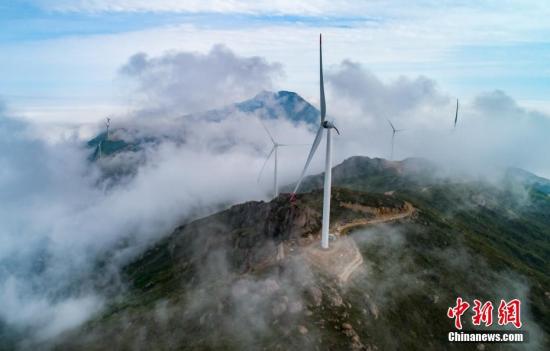 航拍江西省新干县燥石景区的壮观云海，与风电塔组成一幅壮美的画卷。 李小明 摄