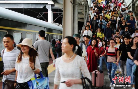 4月30日，四川达州火车站站台上的旅客。当日，中国各地铁路迎来2019年“五一”小长假出行高峰。<a target='_blank' href='http://www.chinanews.com/'>中新社</a>发 邓良奎 摄