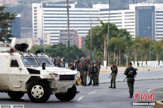 据外媒报道，委内瑞拉政府4月30日称小股军人在首都加拉加斯发动政变，政府正在应对和挫败政变，目前情况整体可控。图为委内瑞拉政府军封锁了疑似通往发生政变区域的道路。
