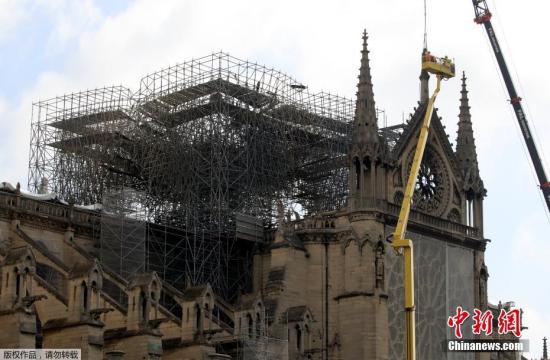 当地时间2019年4月29至30日，法国巴黎，巴黎圣母院灾后维修工作持续进行，圣母院顶部的雕像被移走。