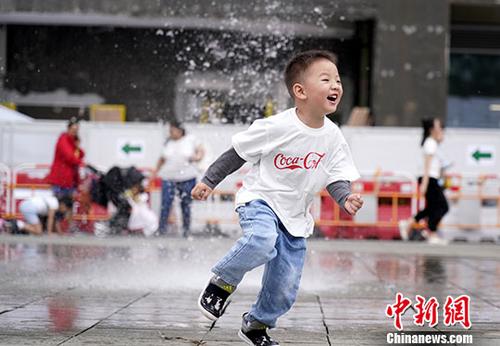 5月2日，小朋友在香港东涌市中心喷泉广场奔跑嬉戏。<a target='_blank' href='http://www.chinanews.com/'>中新社</a>记者 张炜 摄