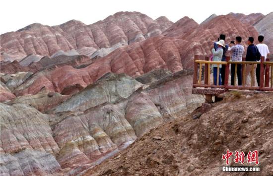 “五一”小长假期间，每天超过万余名游客来到中国最美七大丹霞之一的甘肃张掖丹霞国家地质公园参观游览。王将 摄