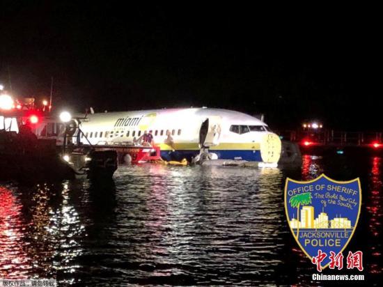 当地时间3日晚间，一架波音737试图在佛罗里达州杰克逊维尔的一个机场降落时冲出跑道，滑入河中，所幸没有造成人员遇难。杰克逊维尔海军航空站的一名发言人称，这架由古巴关塔那摩海军站飞往杰克逊维尔海军航空站的客机，于当地时间晚间9时40分冲出跑道尽头，滑入河中。海军安全和紧急响应人员已经在现场监测情况。