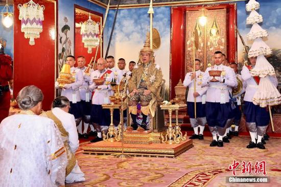 据“中央社”报道，5月4日，泰国举行泰王加冕典礼，经过灌顶圣水以及接收八方圣水的仪式后，泰王哇集拉隆功颁布加冕后的第一道王室谕令。图为典礼现场。 泰民联厅供图