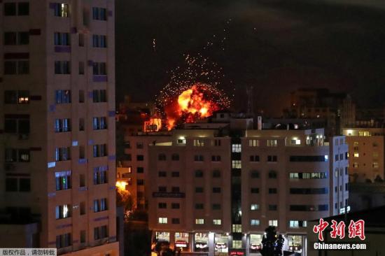 当地时间5月4日晚，以色列国防军发表声明说，截至当晚，以军轰炸了加沙地带约120个军事目标。
