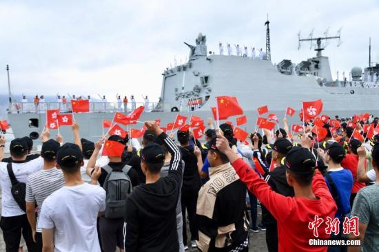 图为送行人员目送海军舰艇编队离开。<a target='_blank' href='http://www.chinanews.com/'>中新社</a>记者 李志华 摄