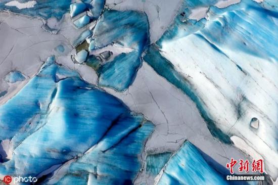资料图：5月5日报道，33岁的意大利摄影师StefanoTiozzo年初前往冰岛，用无人机记录下飞鸟视角下的瓦特纳冰原，蓝白相间仿佛奇妙异世界。图片来源：ICphoto