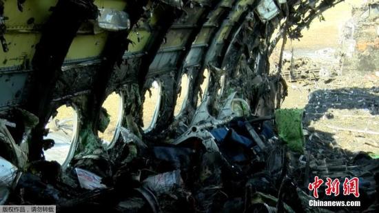 当地时间5月6日，俄罗斯莫斯科谢列梅捷沃机场，发生迫降起火事故的苏霍伊超级喷射机100型客机(SSJ-100)内部画面曝光。据悉，发生事故客机的黑匣子已被找到，事故原因正在调查中。