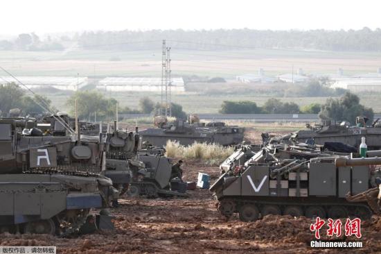 当地时间5月6日，大批以色列陆军装甲运兵车(APC)和坦克在位于以色列南部的加沙地带集结。