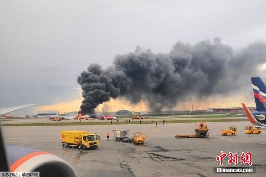 据社交网站视频显示，着陆时飞机已经着火并冒出浓烟。飞机停稳后机身后部已被火焰吞没。机身前部两侧逃生滑梯展开，部分乘客逃离火场。此后消防车抵达飞机前开始灭火。
