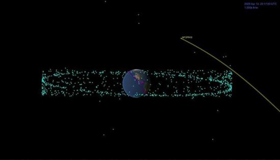 资料图：据外媒报道，这颗代号99942的近地小行星又称阿波菲斯(Apophis)，俗称“死神星”。这颗小行星届时将在距离地球19000英里(约3万公里)处飞掠，不会直接撞击地球。尽管如此，它的大小和相对近地距离，对于天文学家和科学家而言，仍是个特殊时刻。图片来源：美国宇航局