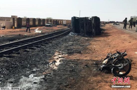 当地时间5月6日，尼日尔首都尼亚美的国际机场附近发生一起油罐车爆炸事故。据报道当时油罐车在铁路轨道上翻倒，人们试图从油罐车中收集泄露的汽油。爆炸事故，造成55人死亡，36人受伤。