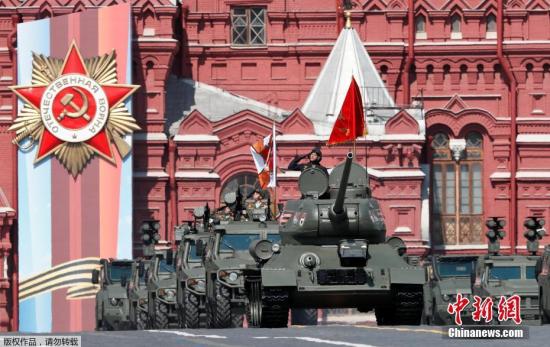 当地时间5月7日，俄罗斯莫斯科红场，俄罗斯举行庆祝卫国战争胜利74周年阅兵式彩排，二战主力T-34坦克引导军车入场。
