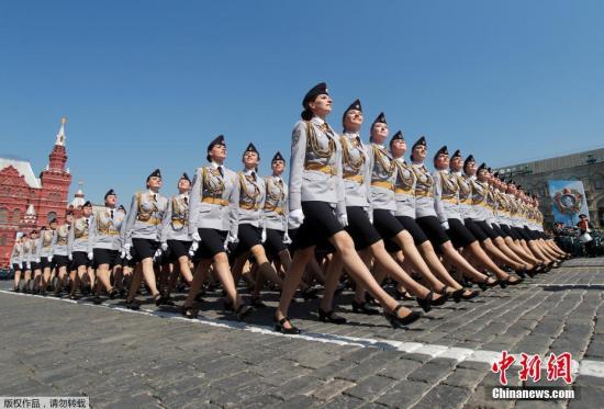 当地时间5月7日，俄罗斯莫斯科红场，俄罗斯举行庆祝卫国战争胜利74周年阅兵式彩排，俄罗斯女兵参加阅兵式彩排。