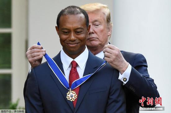 当地时间2019年5月6日，美国总统特朗普在白宫玫瑰园举办活动，授予著名高尔夫球手老虎伍兹“总统自由勋章”。