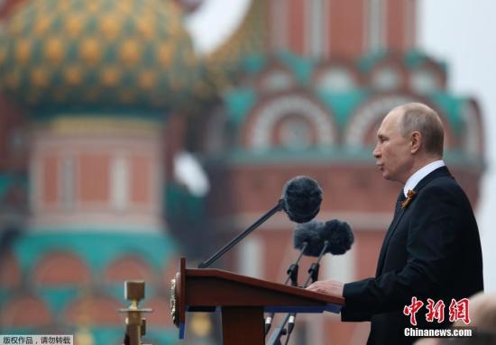 当地时间2019年5月9日，俄罗斯莫斯科，莫斯科红场举行一年一度的阅兵式，纪念卫国战争胜利74周年。图为俄罗斯总统普京在红场阅兵式上发表讲话。
