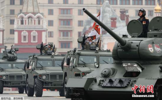 当地时间2019年5月9日，俄罗斯莫斯科，莫斯科红场举行一年一度的阅兵式，纪念卫国战争胜利74周年。图为二战主力T-34坦克引导军车入场。