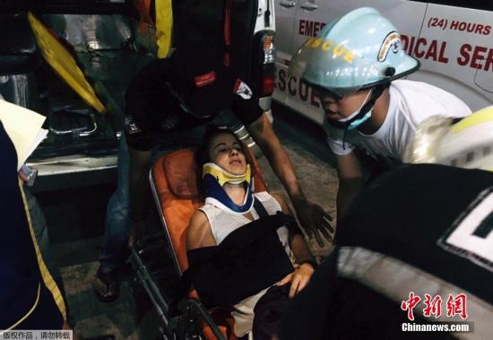 缅甸一家救援组织负责称，机上有16人受伤，目前已被送到医院救治。另据机场工作人员透露，有多辆消防车、救护车赶到现场。