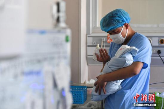 资料图：小儿科ICU的医护人员在紧张工作中。 <a target='_blank' href='http://www.chinanews.com/'>中新社</a>记者 任东 摄