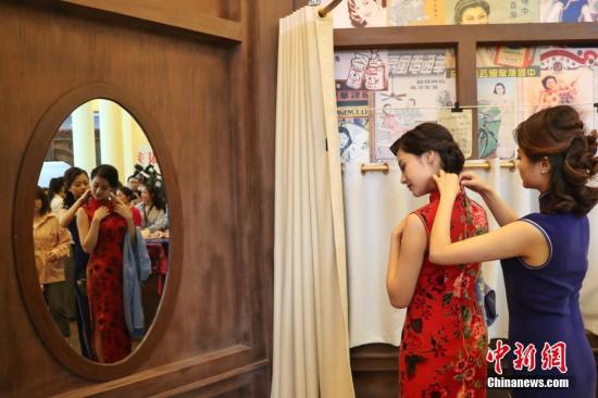 5月10日，为期三天的2019年中国品牌日活动在上海举行。上海精选62家老字号企业亮相自主品牌消费品体验区，用互动体验的方式推介国货精品，唤起一代人甚至几代人的美好回忆。张亨伟 摄