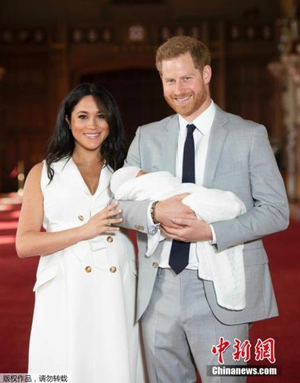 当地时间5月8日，英国哈里王子和梅根夫妇抱着刚出生的儿子在温莎城堡的圣乔治大厅合影。5月6日37岁的英国苏塞克斯公爵夫人梅根顺利产下一名男婴，这是她与哈里王子的第一个孩子。