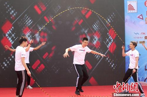5月11日，中国香港(地区)商会在北京李宁中心举办“庆祝建国70周年新鸿基地产体育嘉年华会”，600余位香港与内地的嘉宾参与。图为来自香港的跳绳运动员在活动现场进行花式跳绳表演。<a target='_blank' href='http://www.chinanews.com/'>中新社</a>记者 张晓曦 摄