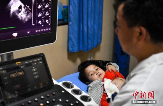资料图：医生为儿童患者做身体检查。<a target='_blank' href='http://www.chinanews.com/'>中新社</a>记者 刘新 摄