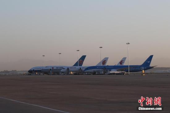 图为北京首都机场内，即将飞赴大兴机场的四架飞机。 图片来源：视觉中国