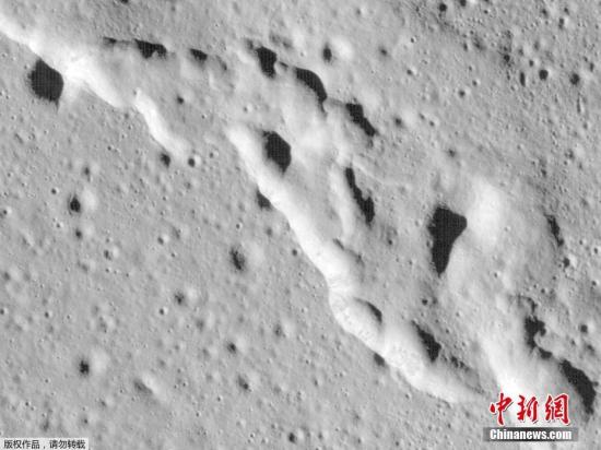 资料图：月球表面。报告指出，研究者通过对1969年至1977年阿波罗飞船的4个着陆点(包括阿波罗12号、14号、15号和16号的着陆点)的地震数据进行比对，并分析了美国宇航局月球勘测轨道器(LRO)收集的月球表面数据。研究显示，月震发生地临近月球断层崖。这是月球处于地壳构造活跃期的重要证据。
